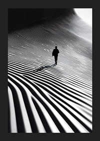 En ensam vandrare rör sig genom ett surrealistiskt landskap av ljus, skugga och hypnotiska linjer-5
