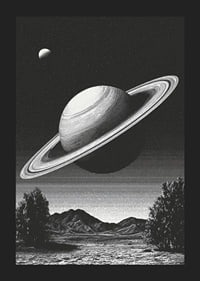 En surrealistisk svartvit scen där Saturnus reser sig mäktigt över ett jordiskt landskap.-5