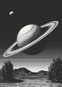 En surrealistisk svartvit scen där Saturnus reser sig mäktigt över ett jordiskt landskap.-7