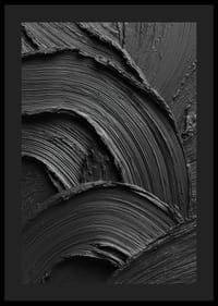 Abstrakta svarta penseldrag bildar ett vågformat och dramatiskt mönster.-0