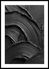 Abstrakta svarta penseldrag bildar ett vågformat och dramatiskt mönster.-2