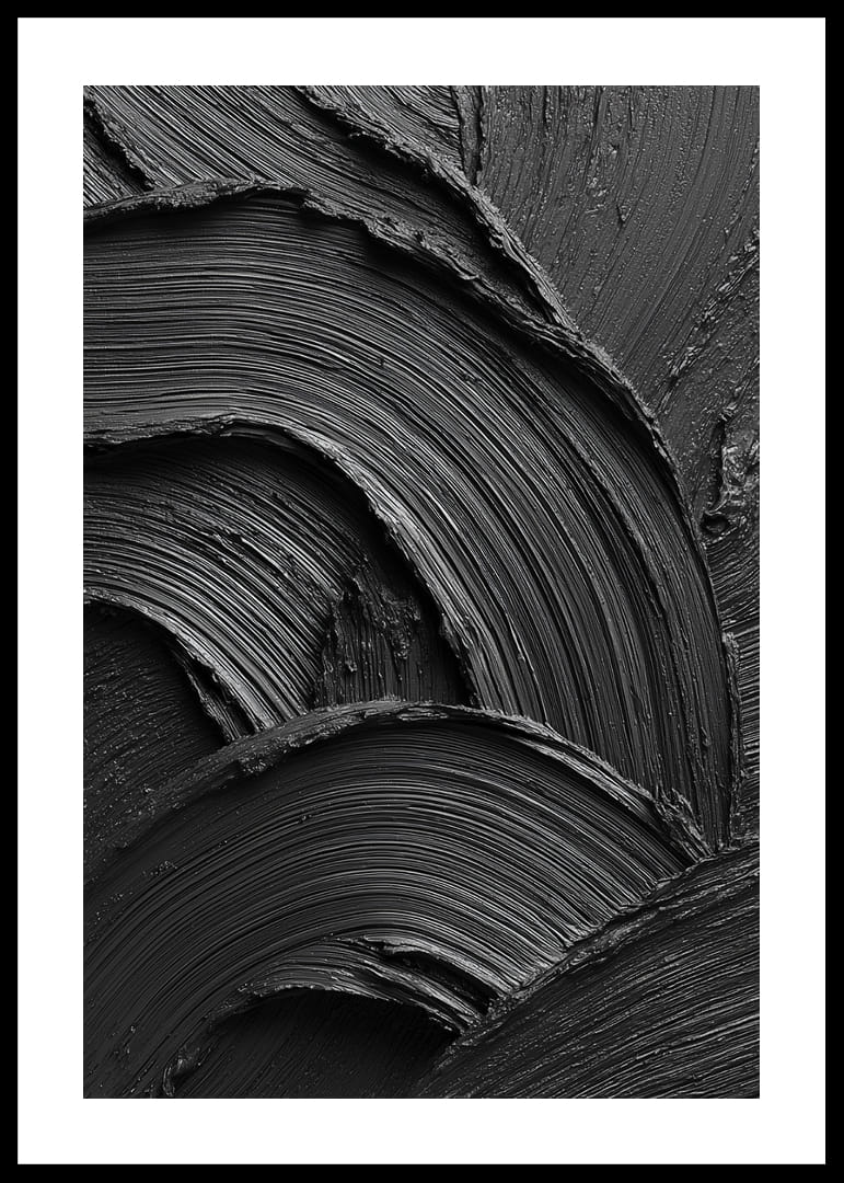 Abstrakta svarta penseldrag bildar ett vågformat och dramatiskt mönster.-12