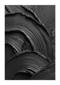 Abstrakta svarta penseldrag bildar ett vågformat och dramatiskt mönster.-3