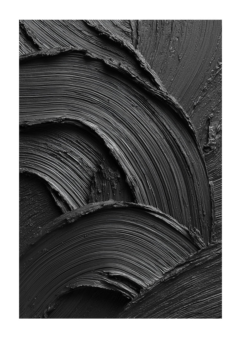 Abstrakta svarta penseldrag bildar ett vågformat och dramatiskt mönster.-12