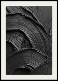 Abstrakta svarta penseldrag bildar ett vågformat och dramatiskt mönster.-4