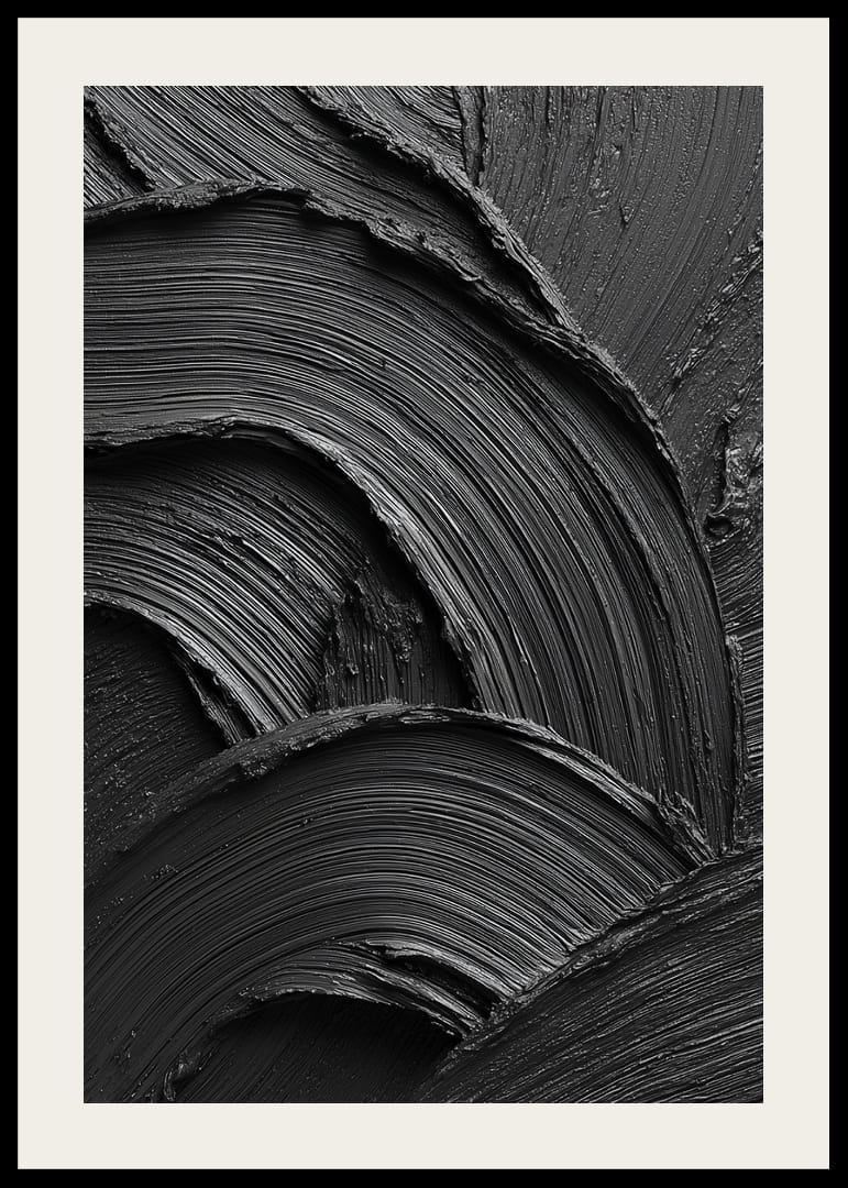 Abstrakta svarta penseldrag bildar ett vågformat och dramatiskt mönster.-12