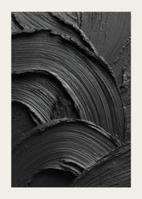 Abstrakta svarta penseldrag bildar ett vågformat och dramatiskt mönster.-5