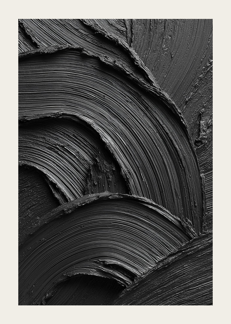 Abstrakta svarta penseldrag bildar ett vågformat och dramatiskt mönster.-12