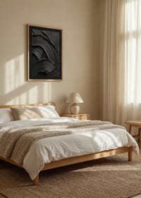 Abstrakta svarta penseldrag bildar ett vågformat och dramatiskt mönster.-8