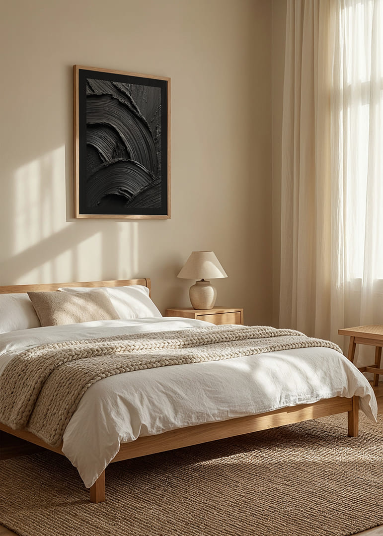 Abstrakta svarta penseldrag bildar ett vågformat och dramatiskt mönster.-12