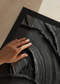 Abstrakta svarta penseldrag bildar ett vågformat och dramatiskt mönster.-9