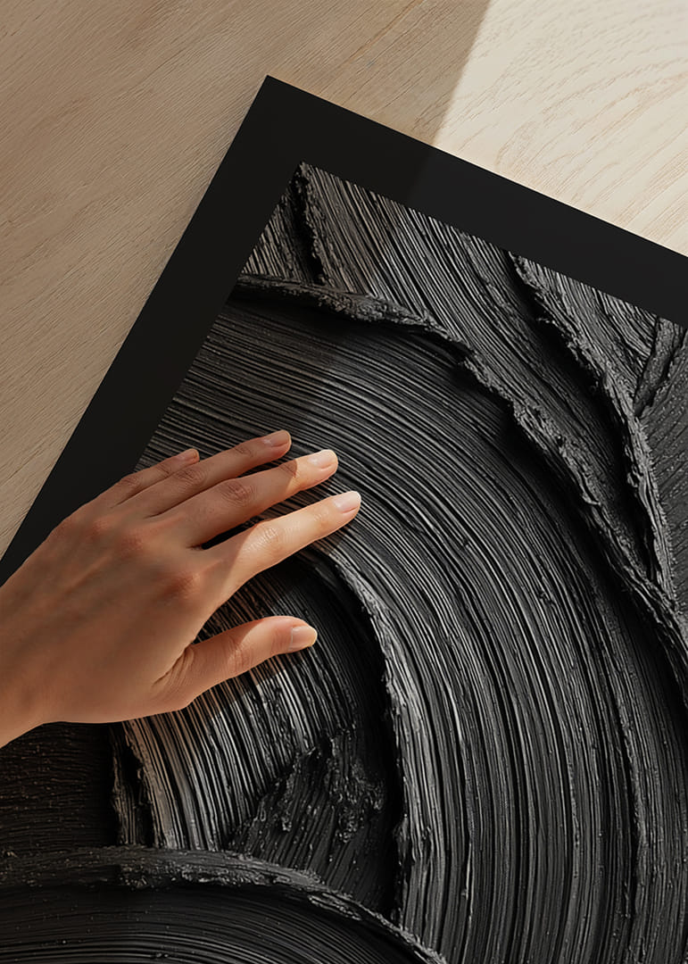 Abstrakta svarta penseldrag bildar ett vågformat och dramatiskt mönster.-12