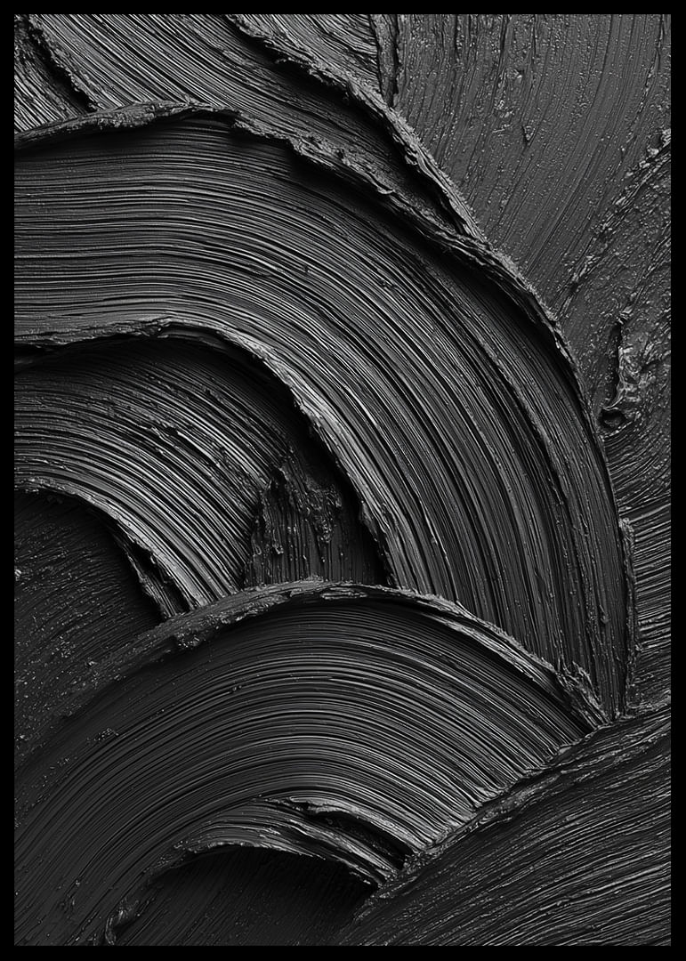 Tușele abstracte negre de pensulă formează un model ondulat și dramatic.-12