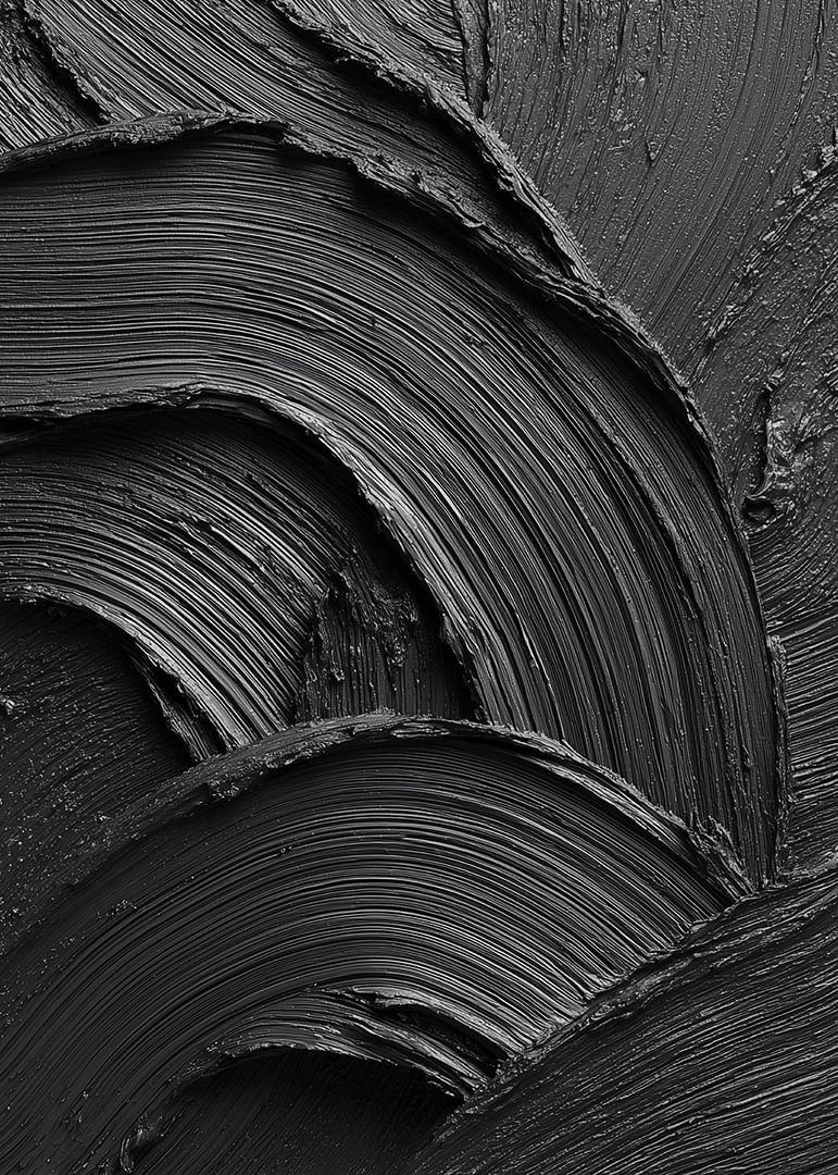 Tușele abstracte negre de pensulă formează un model ondulat și dramatic.-12