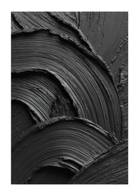 Tușele abstracte negre de pensulă formează un model ondulat și dramatic.-1