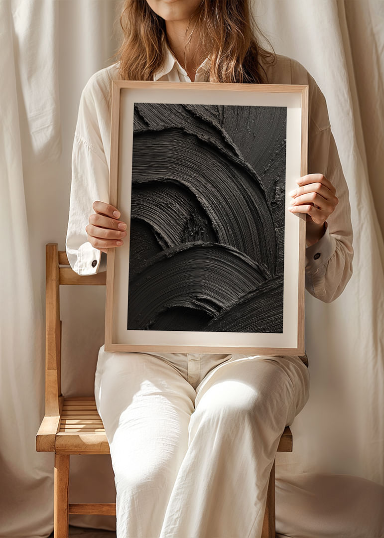 Tușele abstracte negre de pensulă formează un model ondulat și dramatic.-12