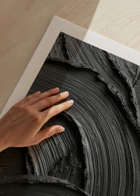 Tușele abstracte negre de pensulă formează un model ondulat și dramatic.-5