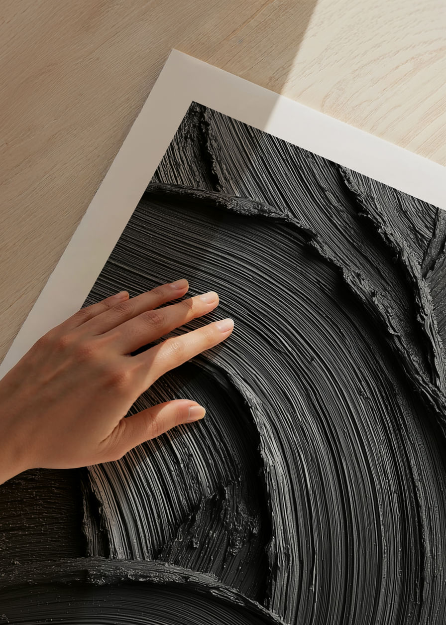 Tușele abstracte negre de pensulă formează un model ondulat și dramatic.-12