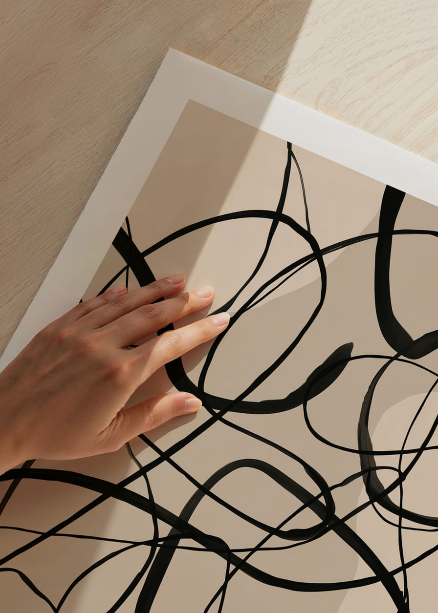 Linii albe și negre se împletesc într-un model elegant, abstract.-12