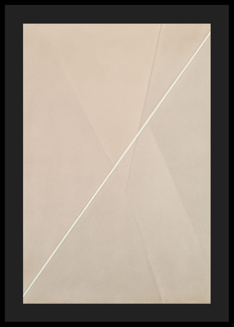 Tonuri moi, neutre, se strecoară pe pânză într-o abstracție subtilă.-12