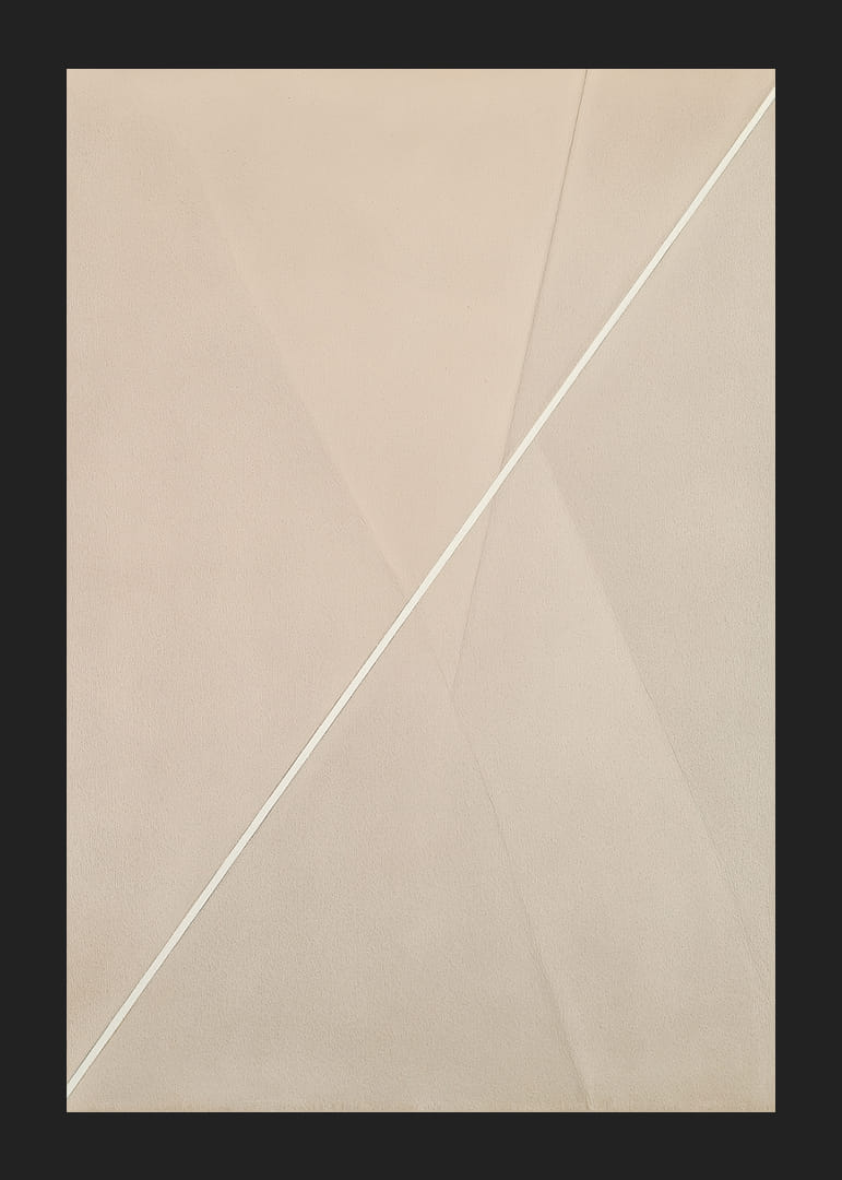 Tonuri moi, neutre, se strecoară pe pânză într-o abstracție subtilă.-12