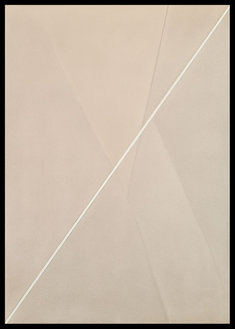 Tonuri moi, neutre, se strecoară pe pânză într-o abstracție subtilă.-12