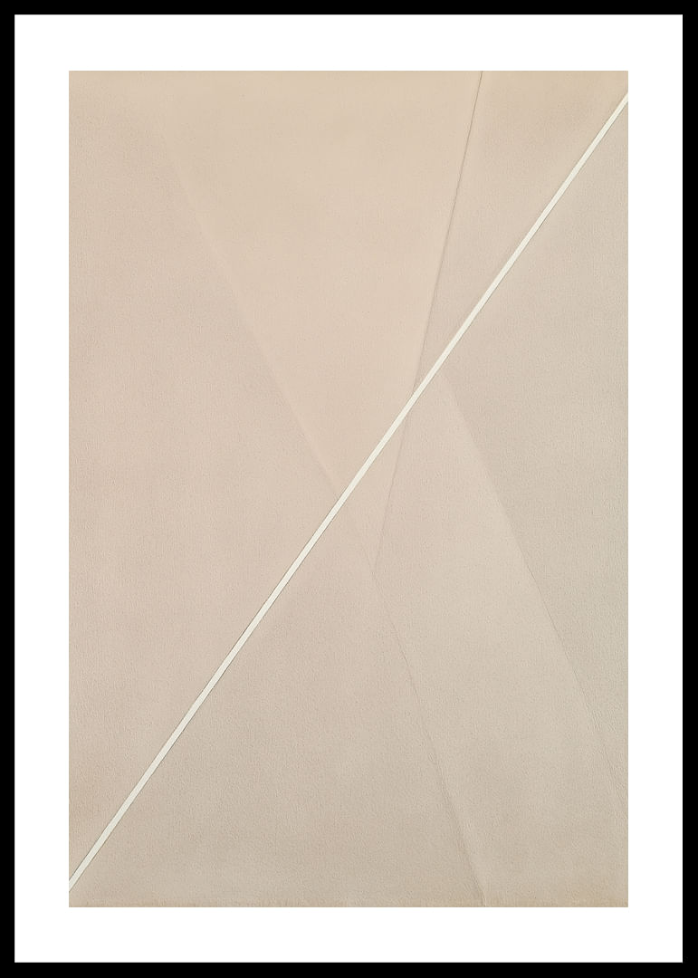 Tonuri moi, neutre, se strecoară pe pânză într-o abstracție subtilă.-12