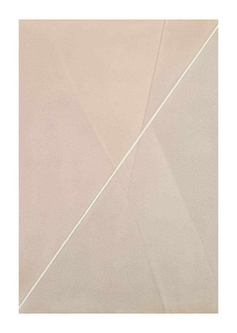 Tonuri moi, neutre, se strecoară pe pânză într-o abstracție subtilă.-12