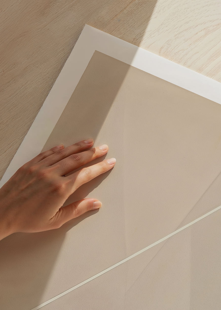 Tonuri moi, neutre, se strecoară pe pânză într-o abstracție subtilă.-12