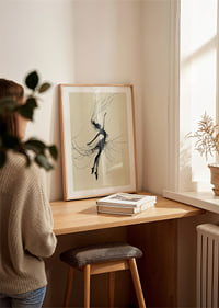 En silhuet danser elegant mod en cremefarvet baggrund.-8