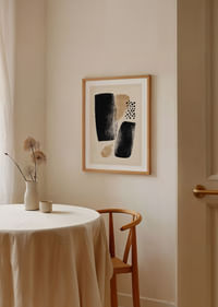 Un poster cu un design abstract elegant în negru și bej.-4