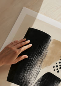 Un poster cu un design abstract elegant în negru și bej.-5