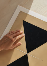 Echilibru geometric elegant cu o aură hipnotică.-5