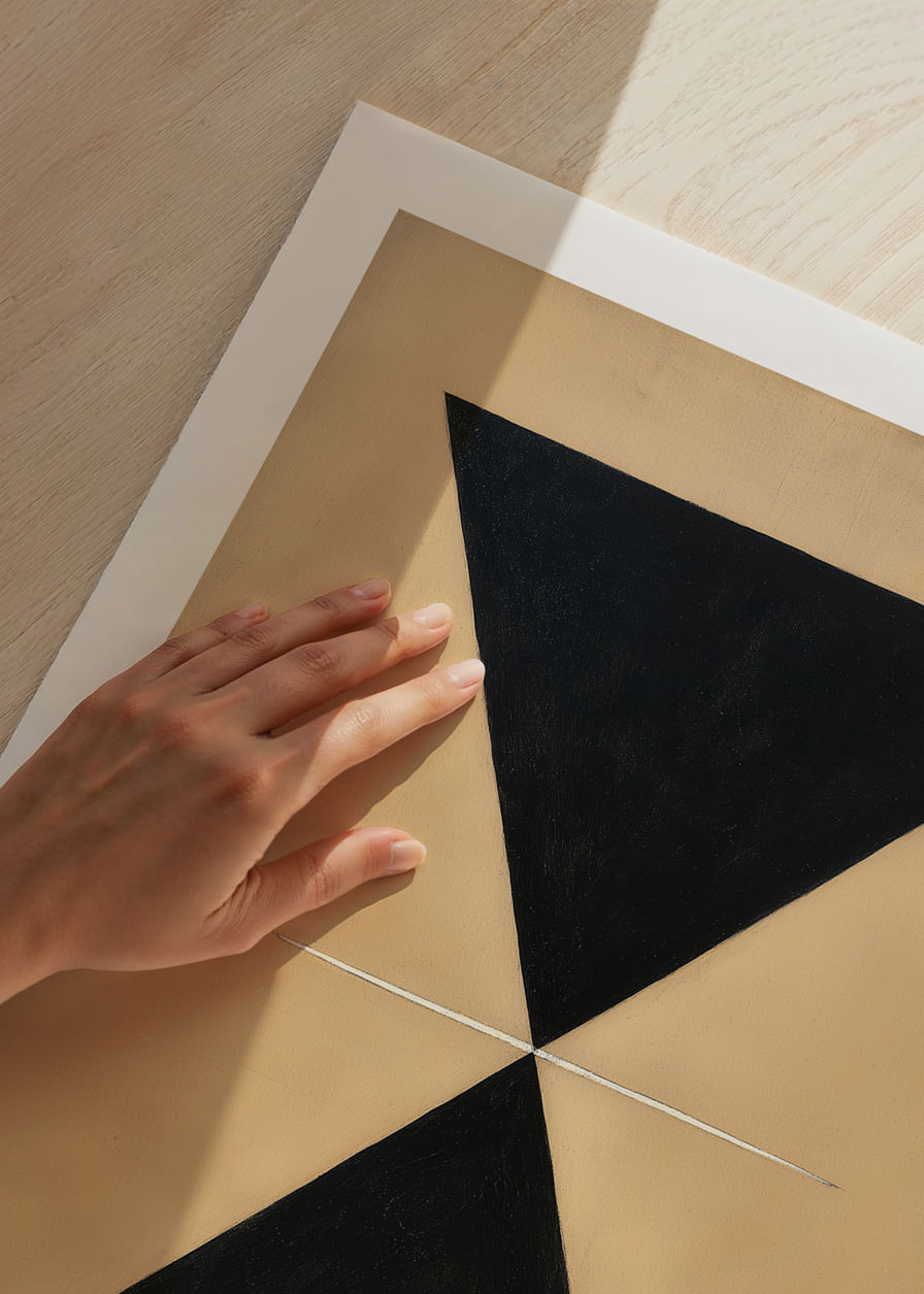 Echilibru geometric elegant cu o aură hipnotică.-12
