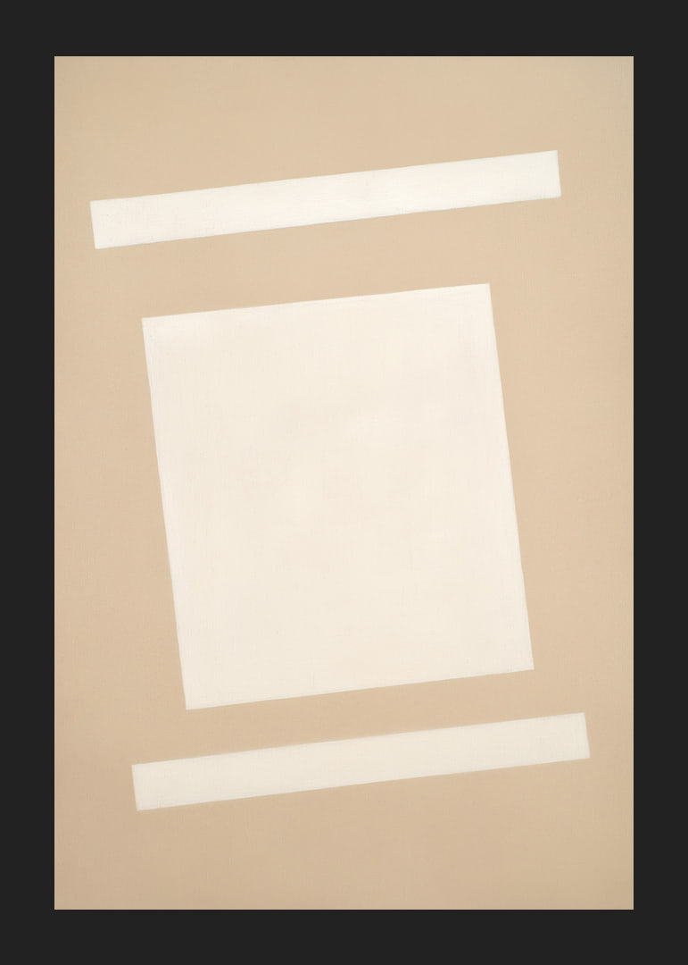 Ett enkelt motiv av vita former på beige bakgrund.-12