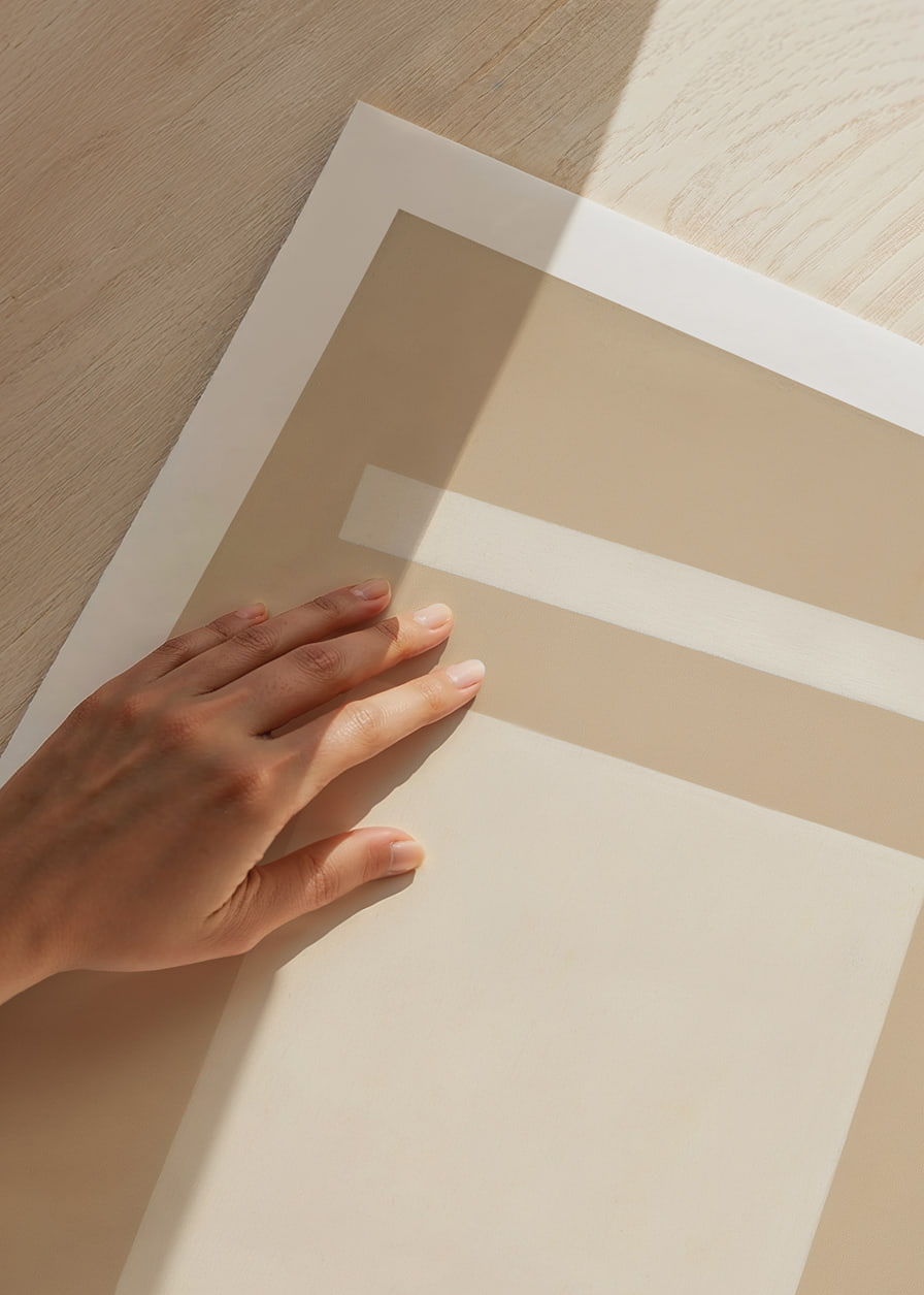 Ett enkelt motiv av vita former på beige bakgrund.-12