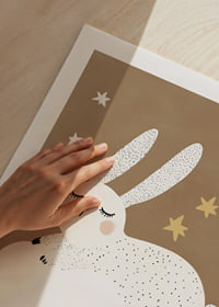 Um coelho macio flutua numa nuvem sob um céu estrelado.-9