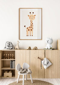 La girafe joueuse répand la joie dans des tons doux.-4