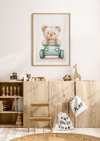Een schattige teddybeer rijdt vol vreugde in een kleine auto.-4