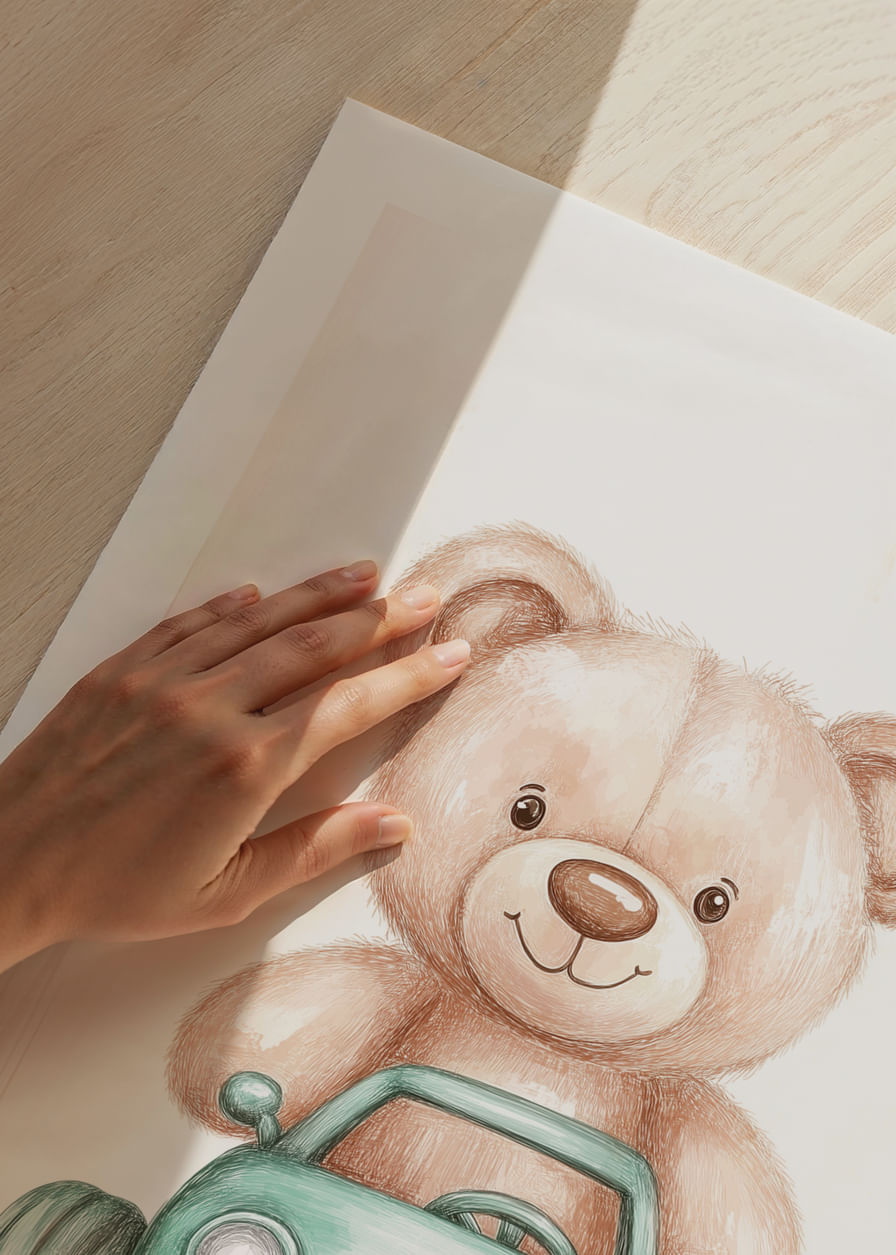Een schattige teddybeer rijdt vol vreugde in een kleine auto.-12