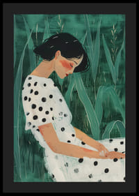 Moteris, ilsėdamasi žalių pievų apsuptyje, vilkinti taškuota suknele.-4