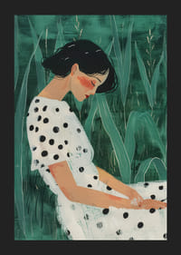 Moteris, ilsėdamasi žalių pievų apsuptyje, vilkinti taškuota suknele.-5