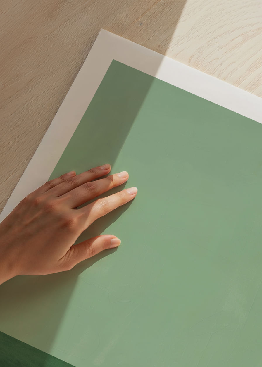 O oaie singură într-o pajiște verde și liniștită inspiră liniște.-12