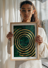 Gyllene cirklar virvlar på en bakgrund av djupgrön mystik.-8