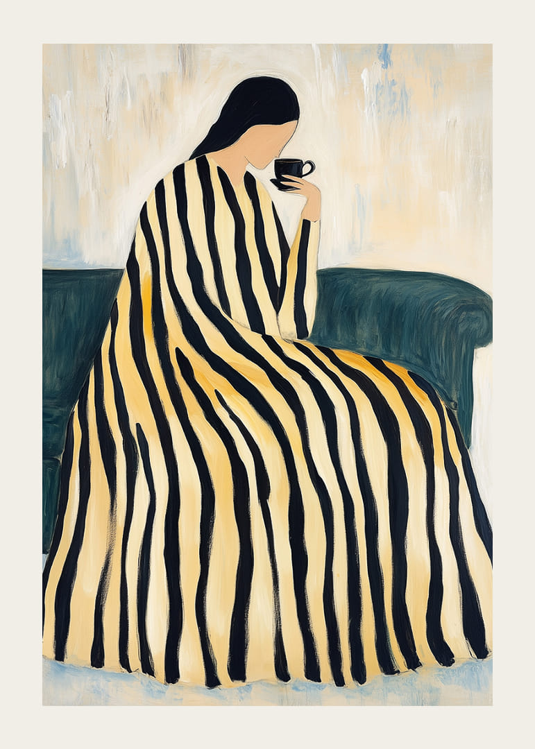 En kvinde i en stribet kjole nyder en kop te på en sofa.-12