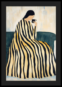 En kvinde i en stribet kjole nyder en kop te på en sofa.-4