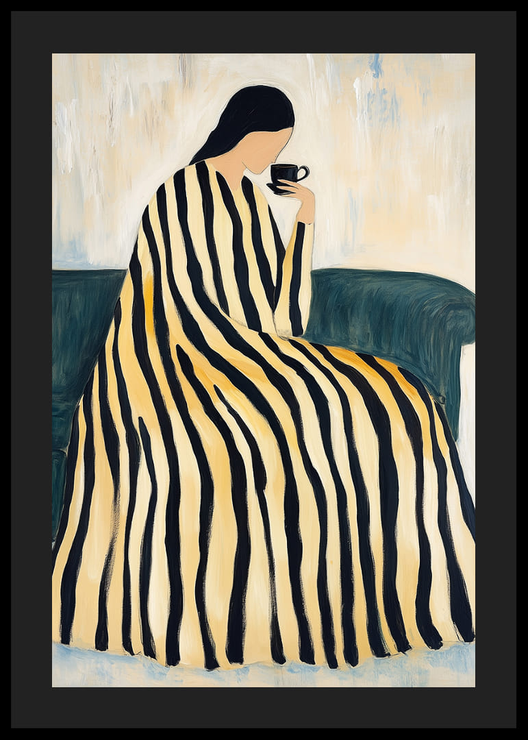 En kvinde i en stribet kjole nyder en kop te på en sofa.-12