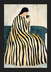 En kvinde i en stribet kjole nyder en kop te på en sofa.-5