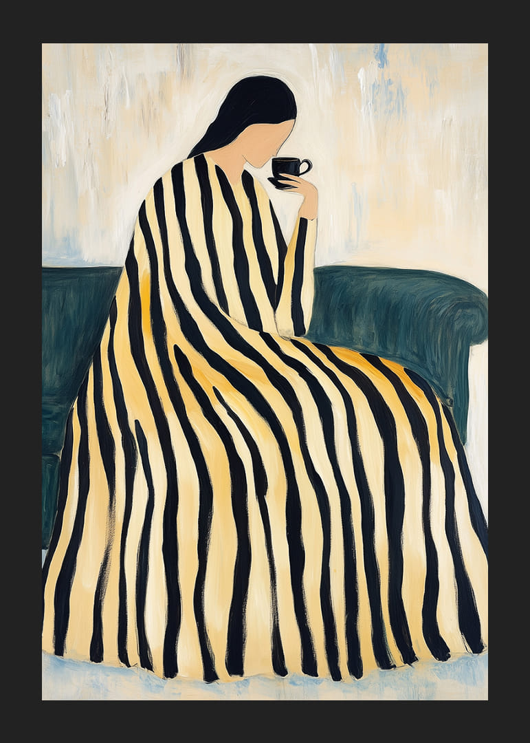 En kvinde i en stribet kjole nyder en kop te på en sofa.-12