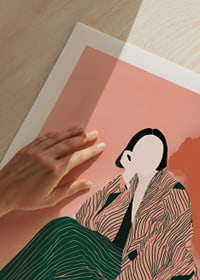 Elegant, abstrakt figur i varma jordtoner fascinerar.-9